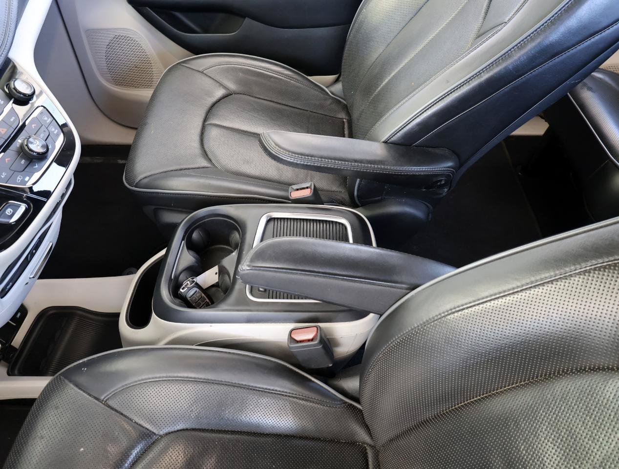 Used 2017 Chrysler Pacifica Limited w/ UConnect Theater Package FWD image 45