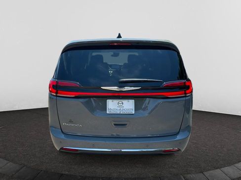 Used 2023 Chrysler Pacifica Touring-L FWD image 4