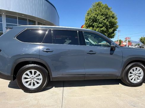Used 2025 Toyota Grand Highlander FWD image 3