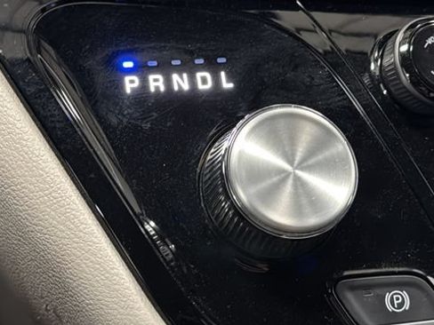Used 2023 Chrysler Pacifica Touring-L FWD image 17