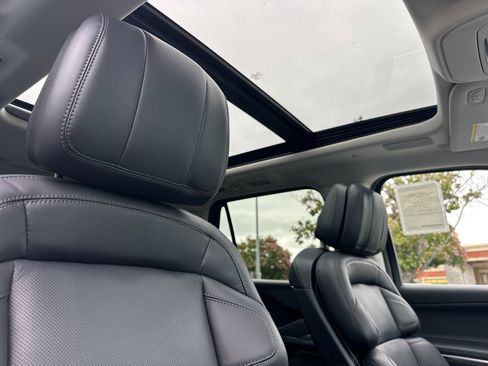 New 2026 Lincoln Navigator Reserve AWD/4WD image 17