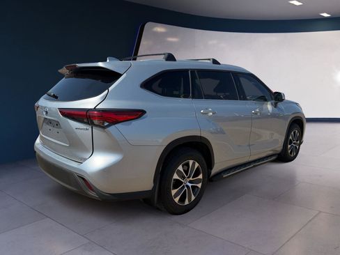 Used 2022 Toyota Highlander XLE image 5
