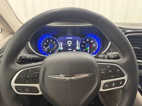 Used 2024 Chrysler Pacifica Touring-L FWD image 5