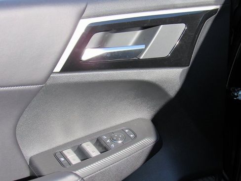 New 2025 Mitsubishi Outlander SE image 11