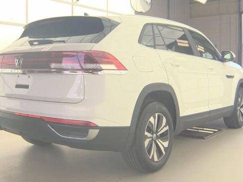 Used 2025 Volkswagen Atlas Cross Sport SE FWD image 3