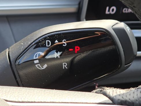 Certified 2025 Volkswagen Tiguan SE R-Line image 13