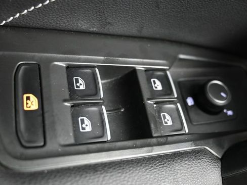 Used 2024 Volkswagen Tiguan SE image 31