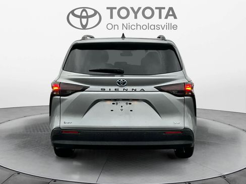 Used 2025 Toyota Sienna XLE image 5