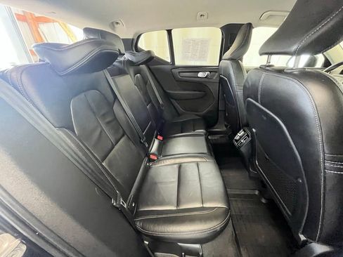 Used 2022 Volvo XC40 T5 Momentum image 24
