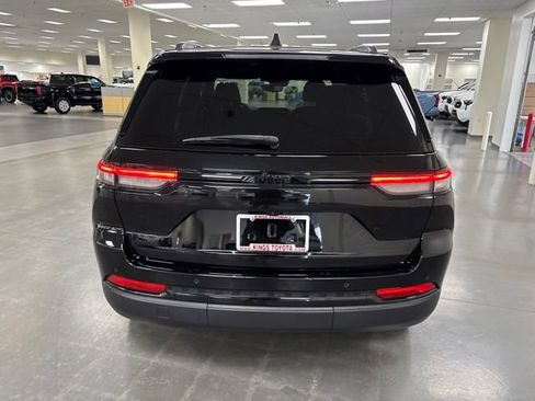 Used 2023 Jeep Grand Cherokee Altitude AWD/4WD image 7