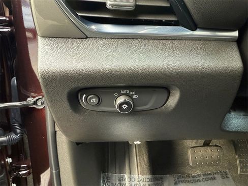 Used 2023 Chevrolet Traverse LT image 11