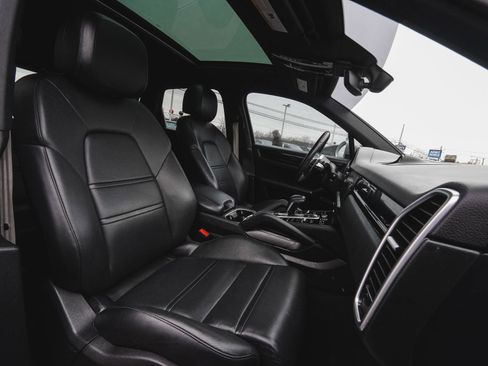 Used 2023 Porsche Cayenne Base w/ Premium Package image 45