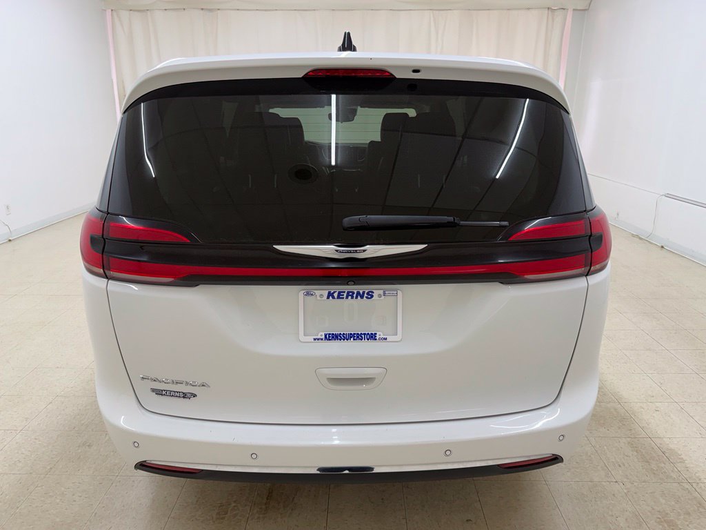 Used 2023 Chrysler Pacifica Touring-L FWD image 4