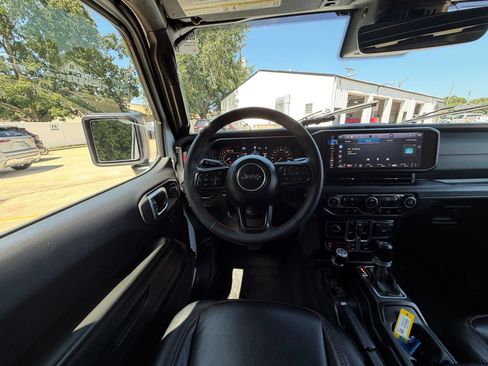 Used 2024 Jeep Wrangler Unlimited Rubicon AWD/4WD image 2
