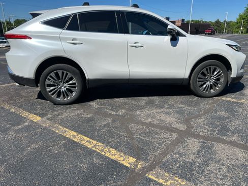 Used 2023 Toyota Venza XLE AWD/4WD image 9