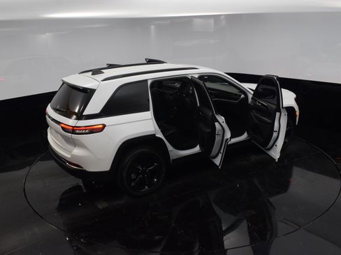 Used 2023 Jeep Grand Cherokee Altitude image 40