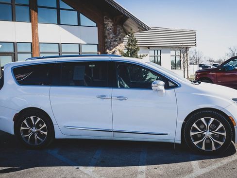 Used 2018 Chrysler Pacifica Limited w/ Tire & Wheel Group image 32