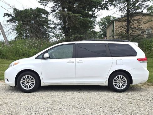 Used 2012 Toyota Sienna XLE w/ Entertainment Pkg FWD image 3