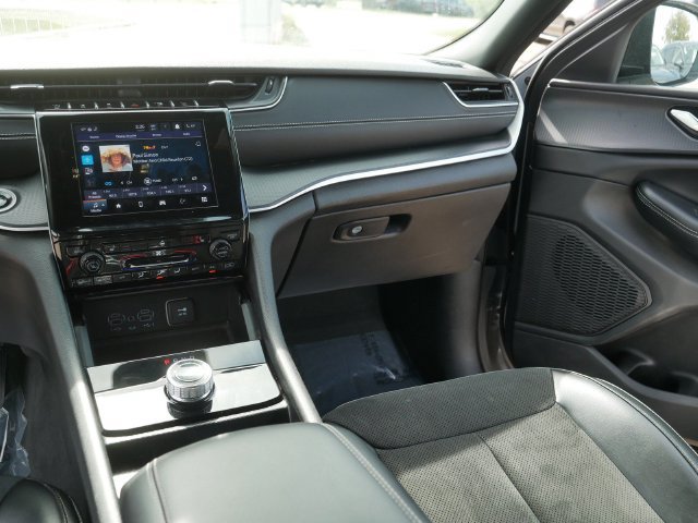 Used 2024 Jeep Grand Cherokee Altitude AWD/4WD image 23