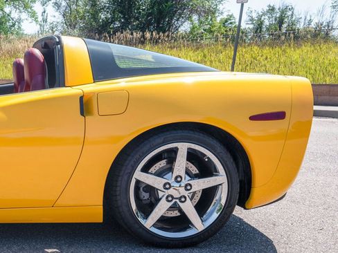 Used 2007 Chevrolet Corvette Coupe w/ Preferred Equipment Group RWD image 5