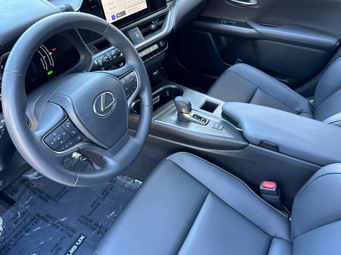 Used 2025 Lexus UX 300h FWD w/ Accessory Package (Z2) image 4