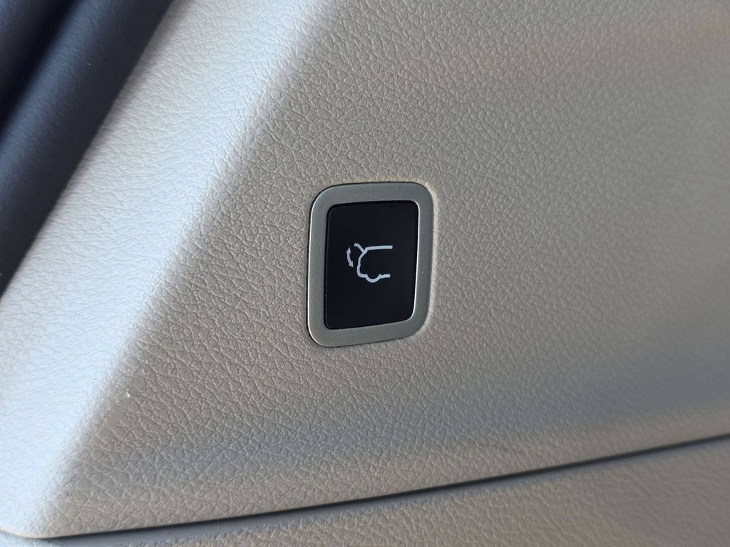 Used 2024 Chrysler Pacifica Limited FWD image 15