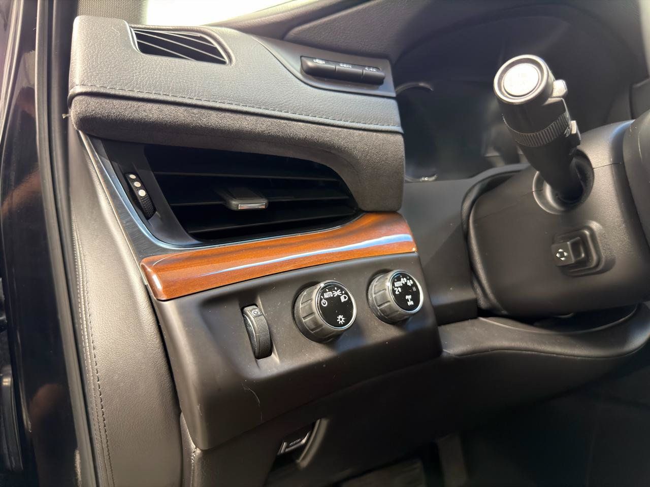 Used 2017 Cadillac Escalade Premium Luxury AWD/4WD image 16
