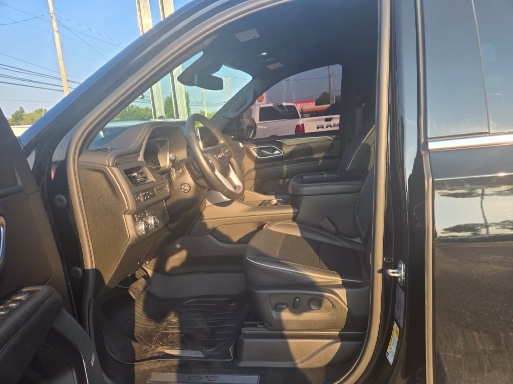 Used 2023 GMC Yukon SLT w/ SLT Premium Package AWD/4WD image 7