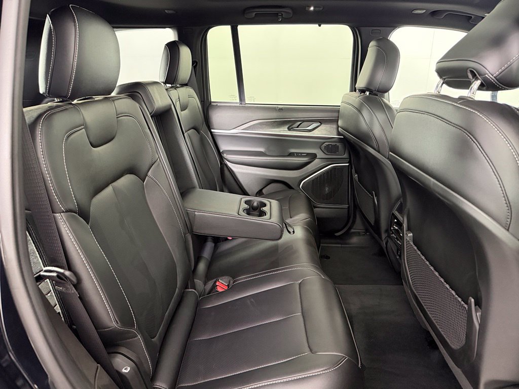 Used 2025 Jeep Grand Cherokee Limited w/ Luxury Tech Group II RWD image 21