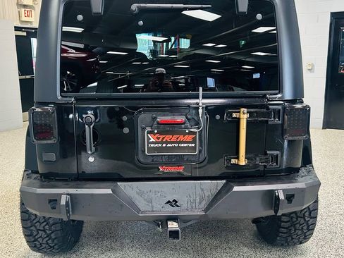 Used 2017 Jeep Wrangler Unlimited Sahara w/ Connectivity Group AWD/4WD image 5