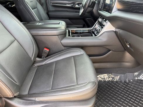 Used 2021 GMC Yukon XL Denali w/ Denali Premium Package image 11