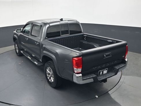 Used 2016 Toyota Tacoma SR5 w/ SR5 Appearance Package (SN) image 21