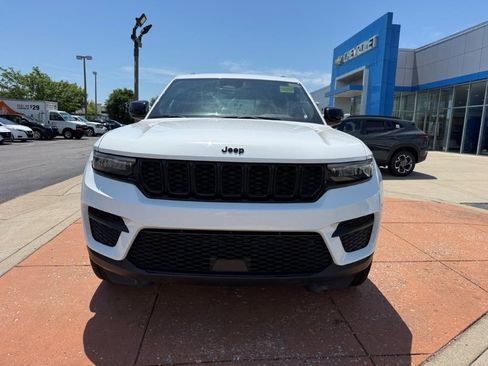 Used 2023 Jeep Grand Cherokee Altitude AWD/4WD image 2