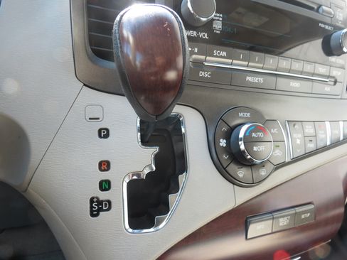 Used 2011 Toyota Sienna XLE FWD image 22