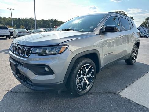 Used 2024 Jeep Compass Latitude image 7