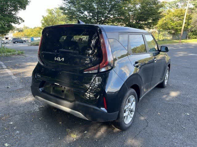 Used 2024 Kia Soul LX w/ Option Group 015 FWD image 4