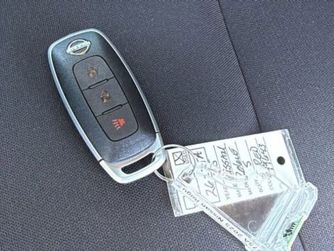 Used 2025 Nissan Rogue S AWD/4WD image 29