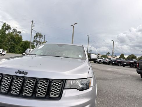 Used 2017 Jeep Grand Cherokee Altitude RWD image 9