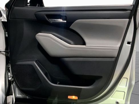 Certified 2021 Toyota Highlander XLE AWD/4WD image 23
