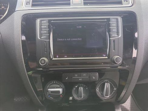 Used 2016 Volkswagen Jetta Sport image 16