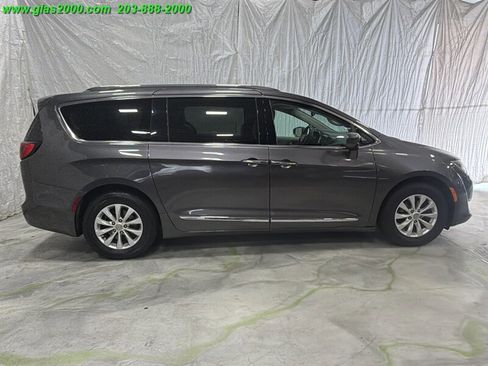 Used 2019 Chrysler Pacifica Touring-L image 13