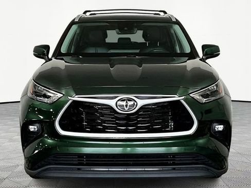 Used 2023 Toyota Highlander XLE image 3
