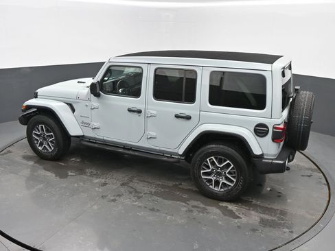 Used 2024 Jeep Wrangler Sahara image 39
