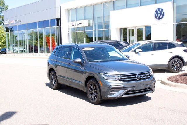 Used 2023 Volkswagen Tiguan SE w/ Panoramic Sunroof Package AWD/4WD image 1