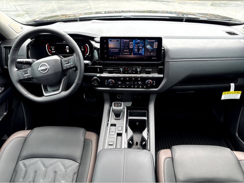 New 2026 Nissan Pathfinder Platinum image 4