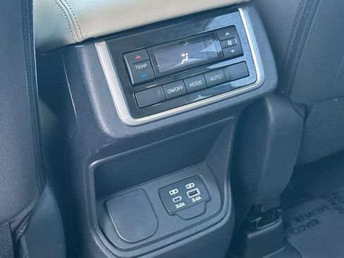 Used 2023 Subaru Ascent Premium w/ Convenience Package AWD/4WD image 14