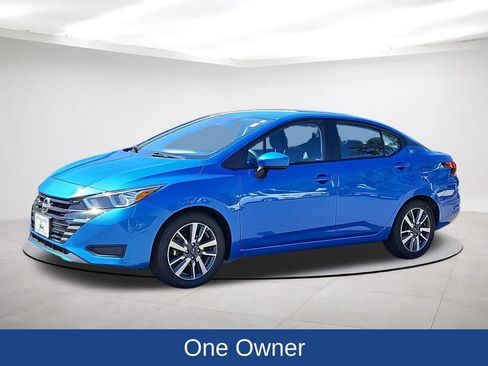 Used 2023 Nissan Versa SV image 3