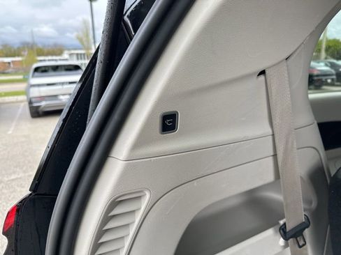 Used 2024 Chrysler Pacifica Touring-L FWD image 13