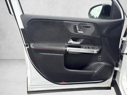 Used 2021 Mercedes-Benz GLB 250 4MATIC image 11