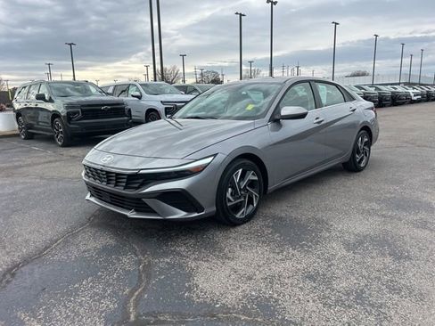 Used 2025 Hyundai Elantra SEL image 7